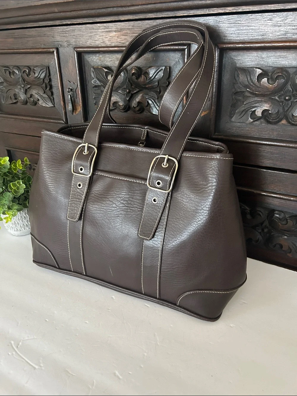 Classic Brown Leather Tote Bag with Contrasting Stitching